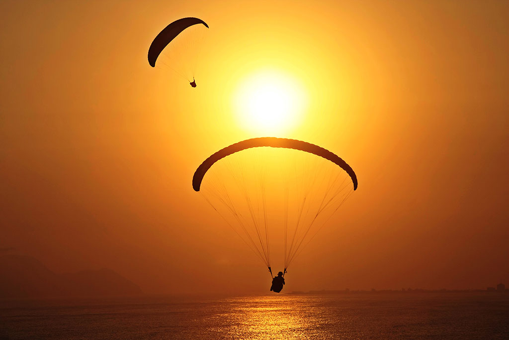 Flying to the sun - Paragliding in Lima